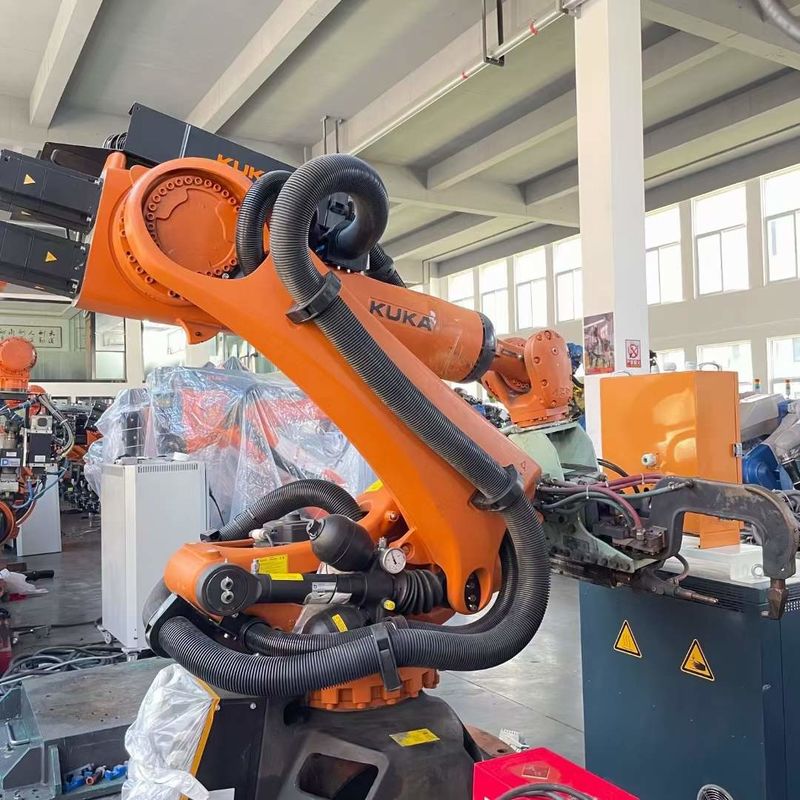6 trục sử dụng robot KUKA với IP 65 an toàn và khả năng lập trình Kuka Đừng ngần ngại! Robot KUKA KR210, đáp ứng tất cả các nhu cầu từ hàn đến pha lê trong một điểm dừng