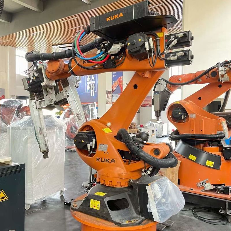 6 trục sử dụng robot KUKA với IP 65 an toàn và khả năng lập trình Kuka Đừng ngần ngại! Robot KUKA KR210, đáp ứng tất cả các nhu cầu từ hàn đến pha lê trong một điểm dừng
