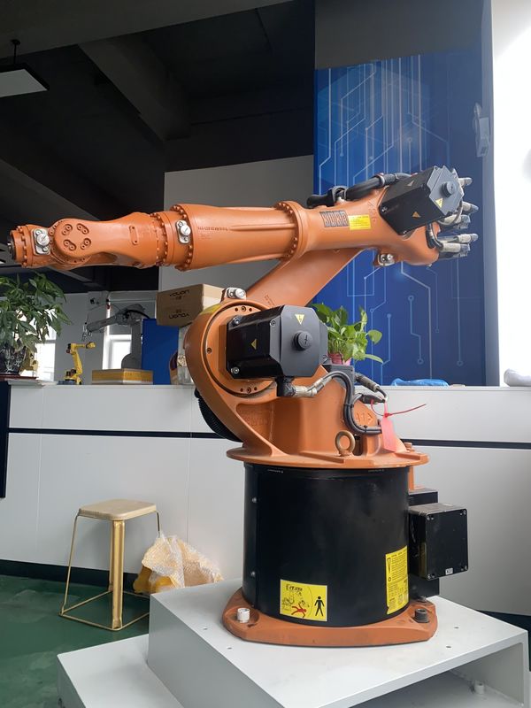 Kuka KR16-3 16kg tải trọng 1611mm đạt được Chương trình lắp đặt trần nhà máy hàn robot cho linh hoạt và hàn cung lắp ráp lớp phủ cắt máy tải máy