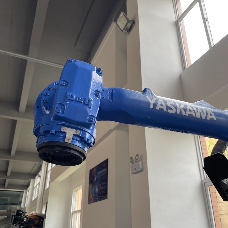 Lập trình máy tính sử dụng robot YASKAWA với dung lượng tải trọng 50 kg xử lý vật liệu, cắt plasma