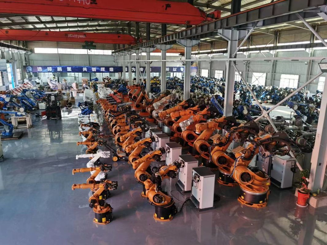 Robot hàn điểm tải trọng 200kg với tầm 2650mm và công nghệ ES200D tiên tiến Hãy hành động ngay! Yaskawa ES200D - Tất cả trong một giải pháp cho các ứng dụng công nghiệp liền mạch từ hàn đến xay